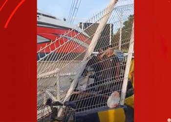 VÍDEO: lancha se solta de carretilha e invade estacionamento de supermercado no Amapá