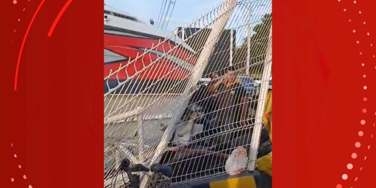 VÍDEO: lancha se solta de carretilha e invade estacionamento de supermercado no Amapá