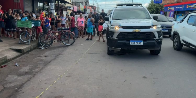 Homem é suspeito de matar jovem a facadas no AP; vítima se relacionava com esposa dele, diz polícia